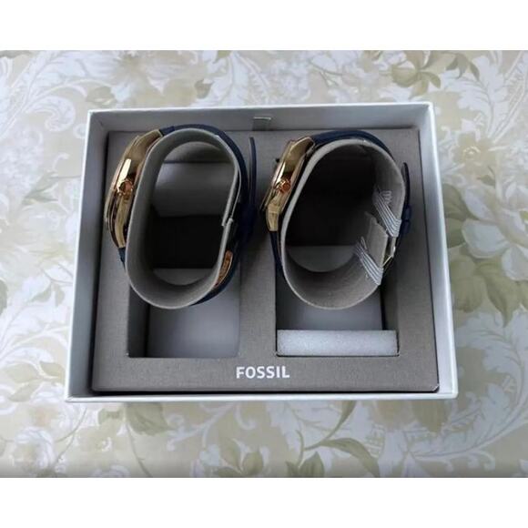 Fossil His and Her Wylie Three-Hand Navy Leather Watch Box Set BQ2470SET - Picture 6 of 9